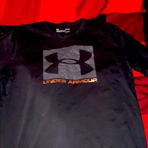 Black under armour t-shirt